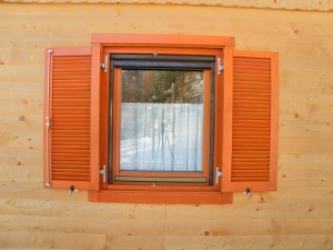 Okno z odprtim rolo komarnikom