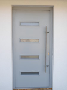moderna lesena vhodna vrata